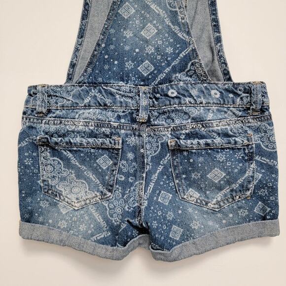 L.E.I. Printed Rolled Cuff Denim Short Overalls - Picture 11 of 14